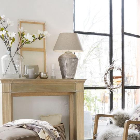 mediterran polgari ezust asztali lampa tengerparti hangulatu elegans krom vilagitas nappali komod ejjeliszekreny villa lampak hampton style lameridiana lakberendezesi bolt klasszikus.jpg